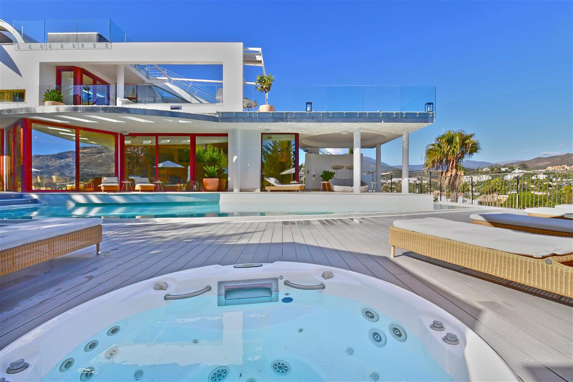 Casa de 7 Dormitorios en venta en Nueva Andalucía, Marbella