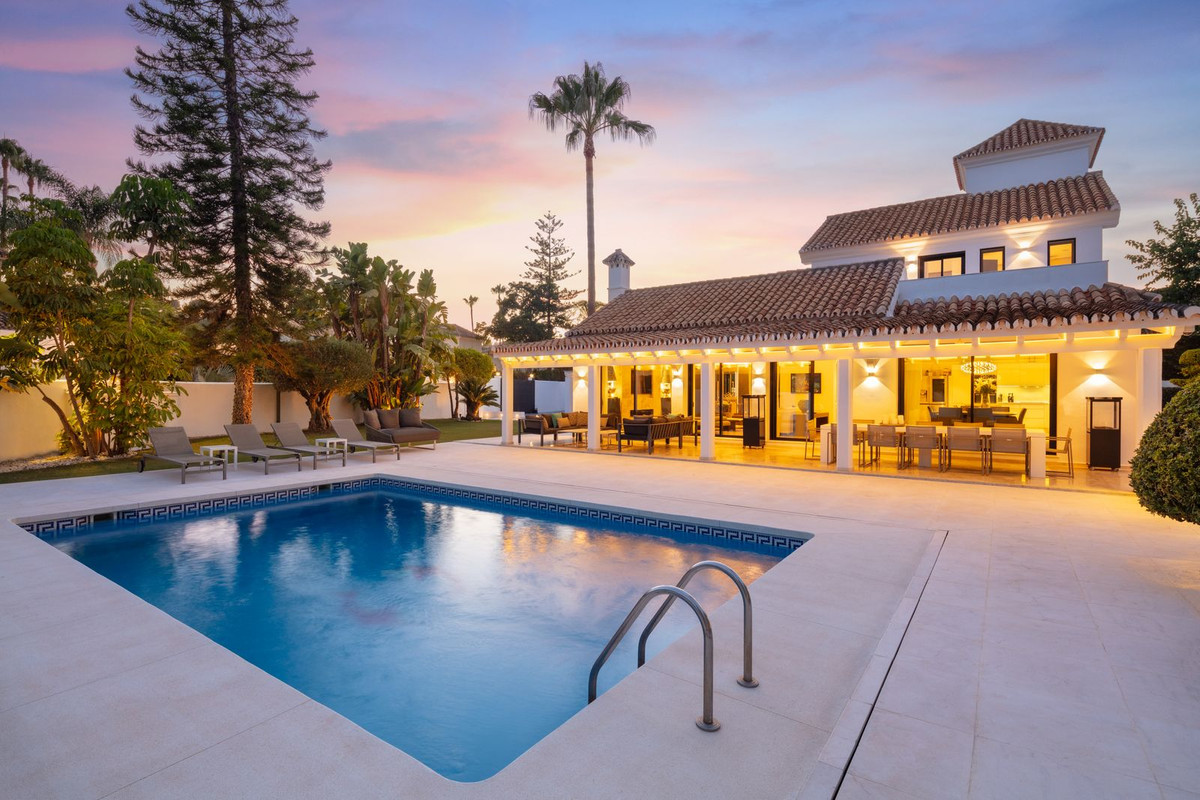 Casa de 4 Dormitorios en venta en Nueva Andalucía, Marbella