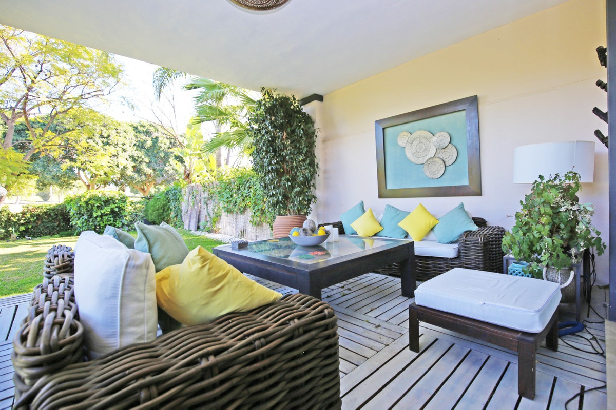 5 Bed, 4 Bath - Villa for Sale in Nueva Andalucia, Marbella