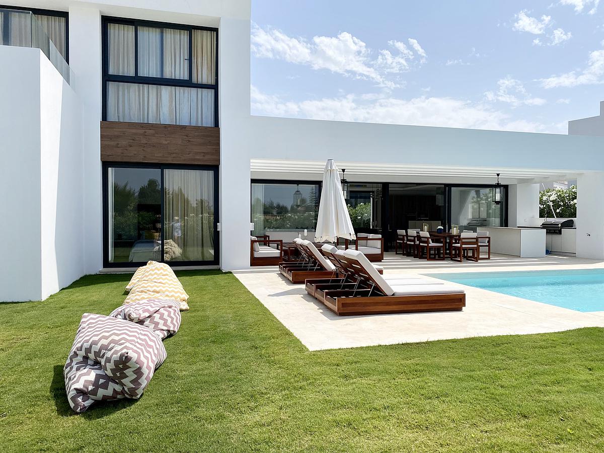 Casa de 6 Dormitorios y 6 Baños en venta en La Alqueria, Estepona