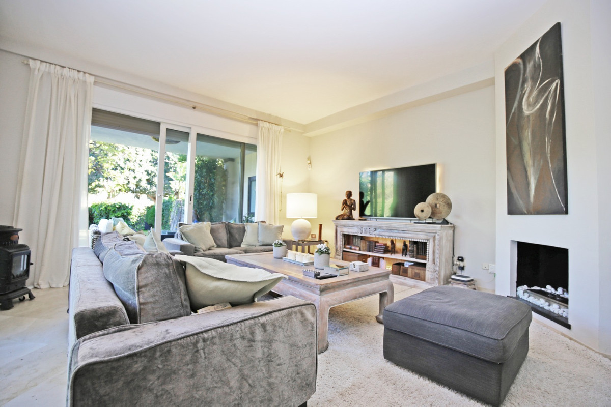 5 Bed, 4 Bath - Villa for Sale in Nueva Andalucia, Marbella