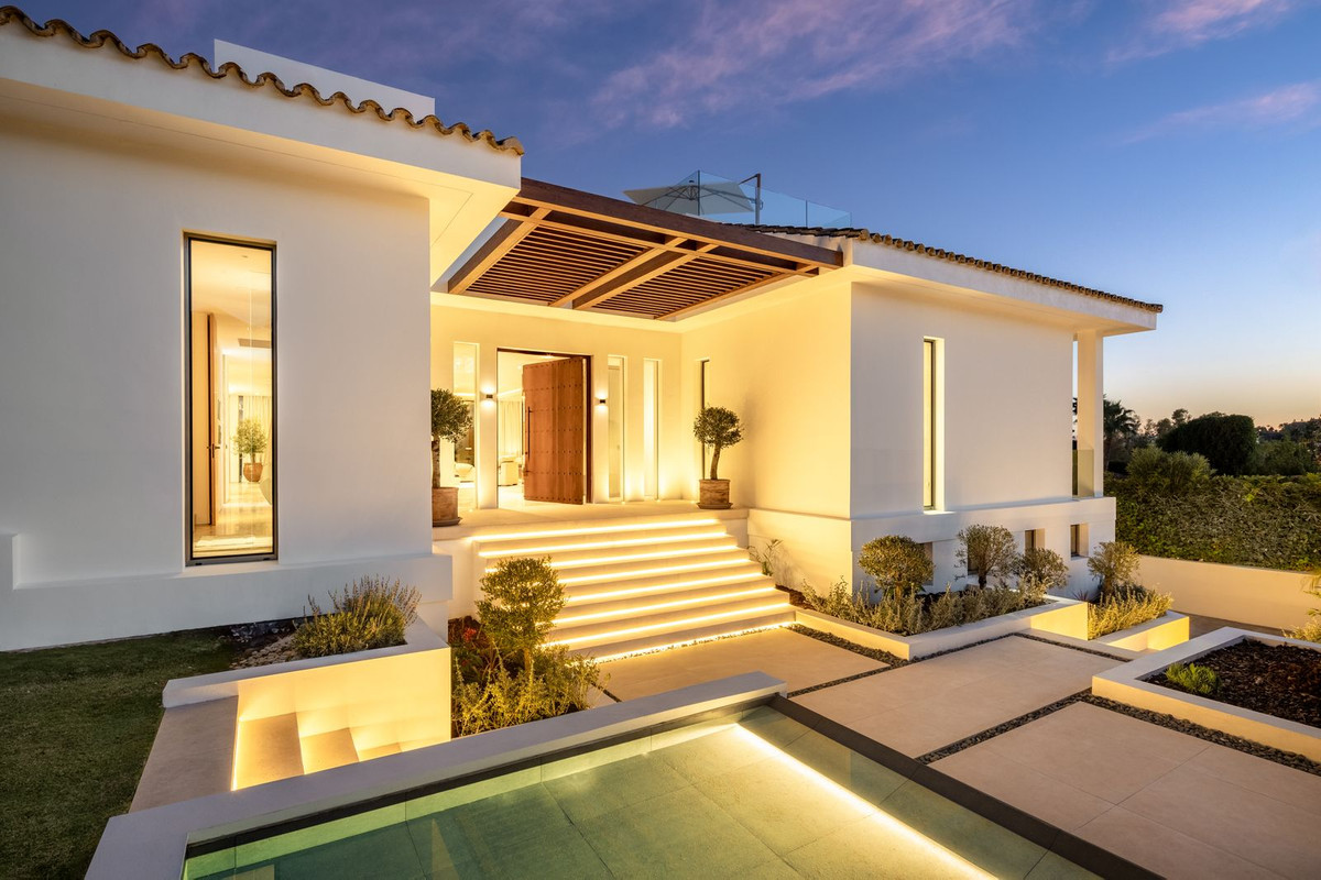 Casa de 6 Dormitorios en venta en Nueva Andalucía, Marbella