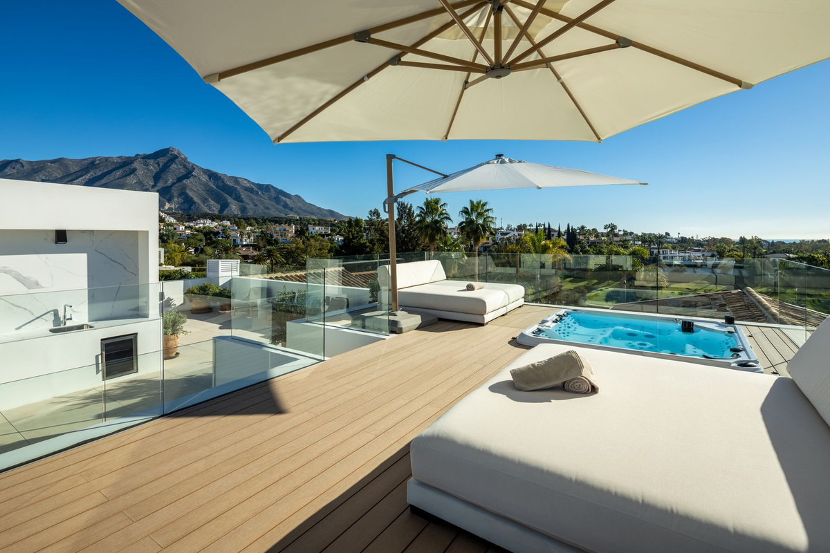 Casa de 6 Dormitorios en venta en Nueva Andalucía, Marbella