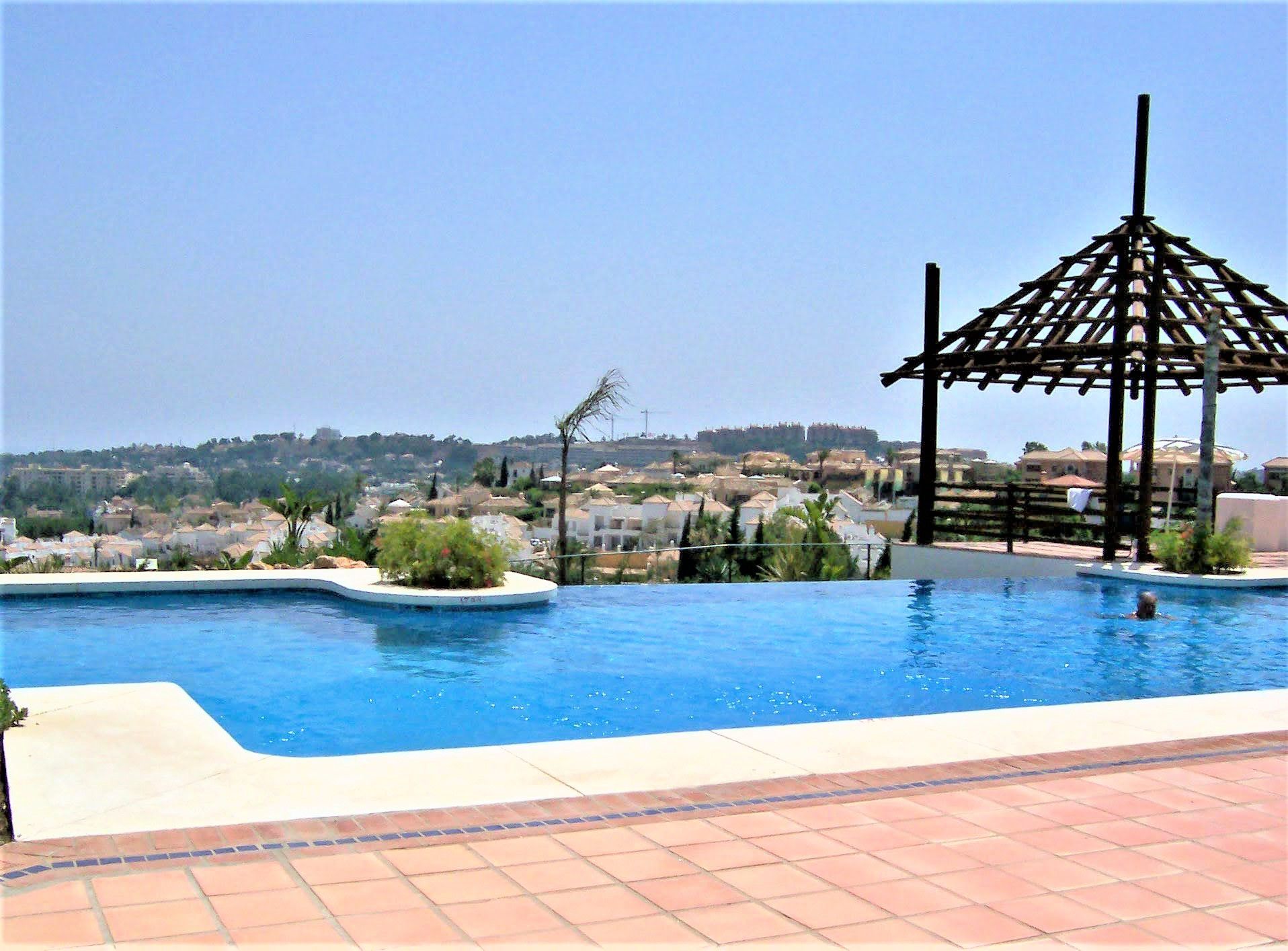 Piso de 2 Dormitorios y 2 Baños en venta en Nueva Andalucía, Marbella