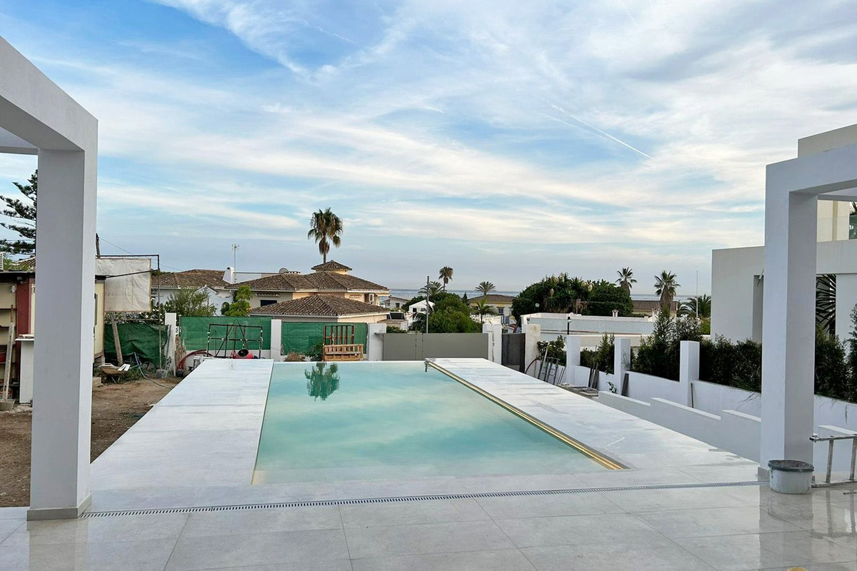 Casa de 4 Dormitorios en venta en Elviria, Marbella