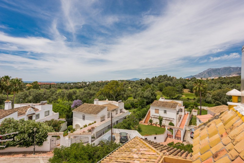 Casa de 9 Dormitorios en venta en El Rosario, Marbella