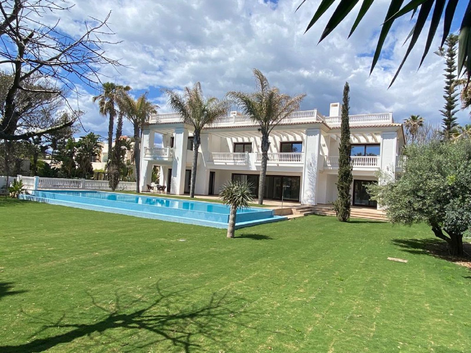 Casa de 6 Dormitorios en venta en Estepona