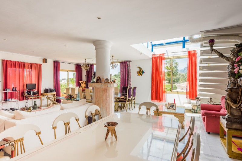 Casa de 9 Dormitorios en venta en El Rosario, Marbella