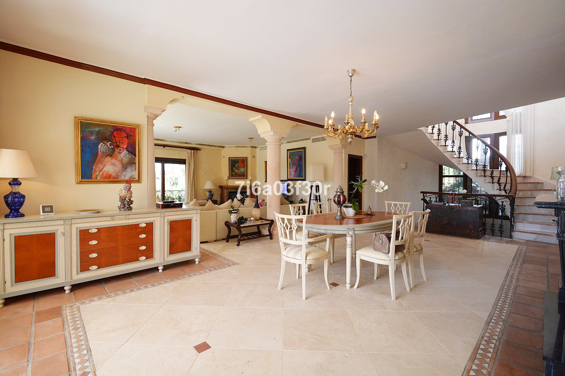 Casa de 5 Dormitorios en venta en Nueva Andalucía, Marbella