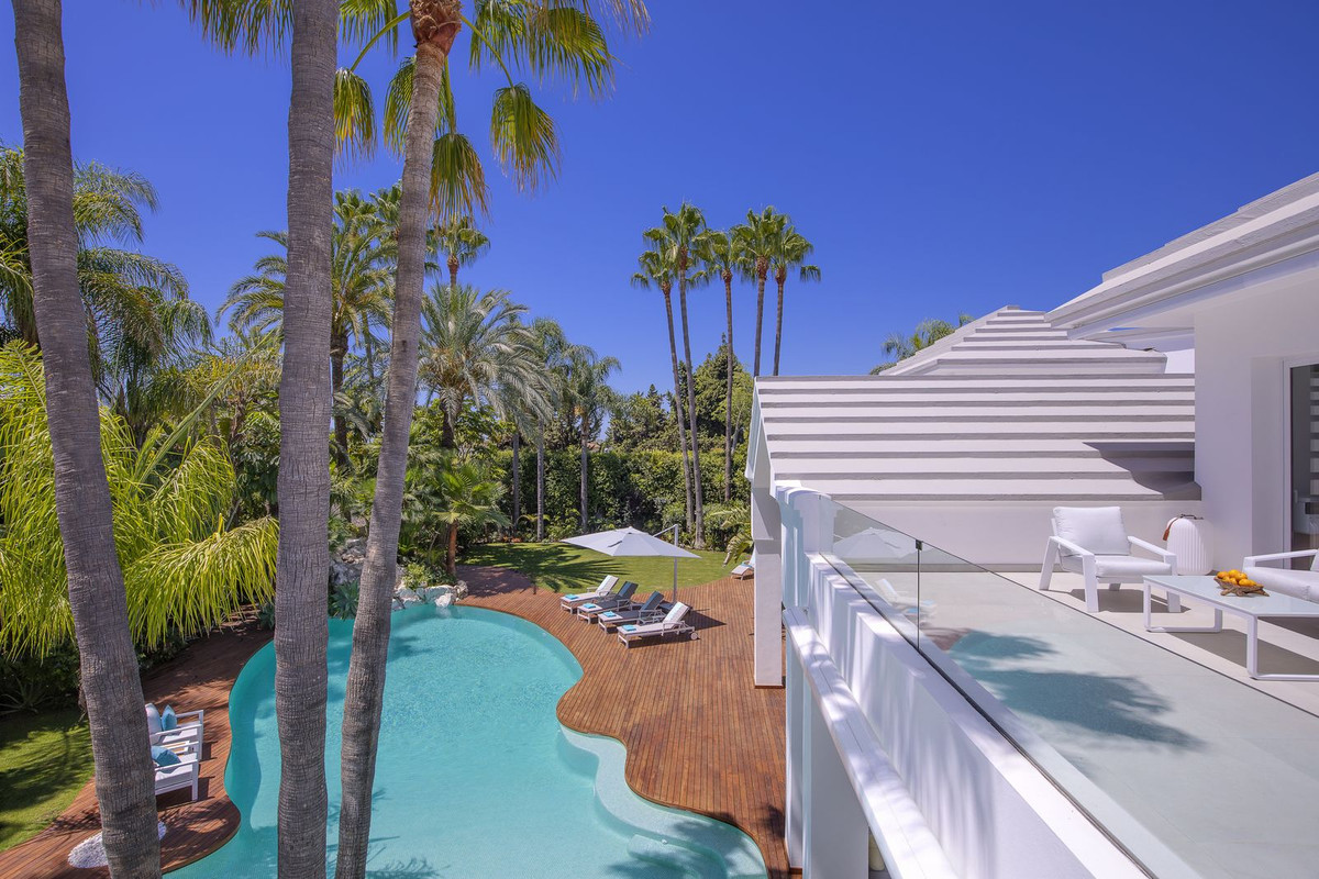 Casa de 6 Dormitorios y 7 Baños en venta en Guadalmina Baja, San Pedro de Alcántara