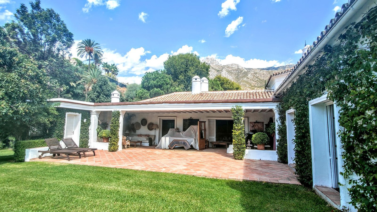Casa de 4 Dormitorios y 4 Baños en venta en Nagüeles, Marbella