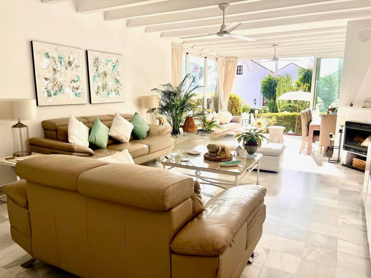Casa Adosada de 3 Dormitorios en venta en Marbella Centro