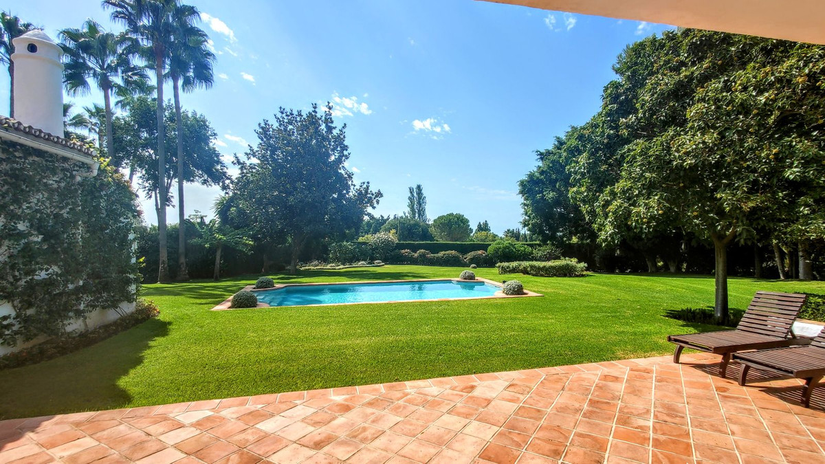 Casa de 4 Dormitorios y 4 Baños en venta en Nagüeles, Marbella