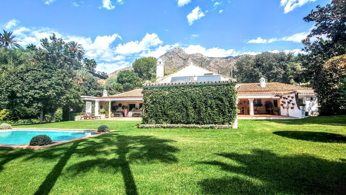 Casa de 4 Dormitorios y 4 Baños en venta en Nagüeles, Marbella