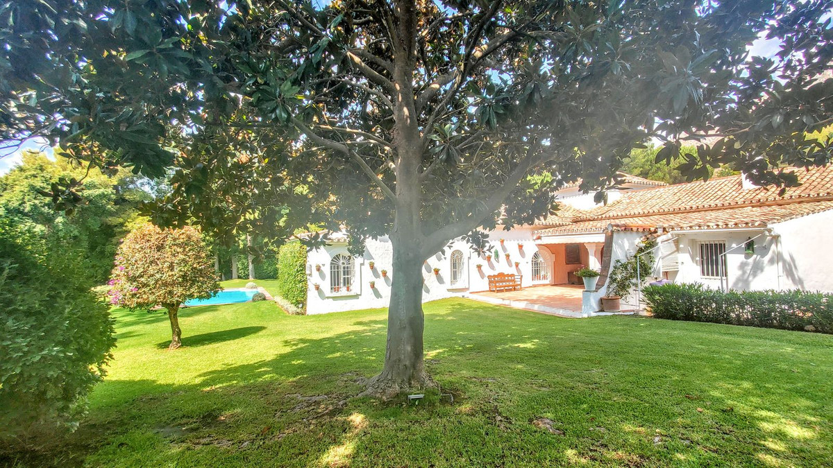 Casa de 4 Dormitorios y 4 Baños en venta en Nagüeles, Marbella