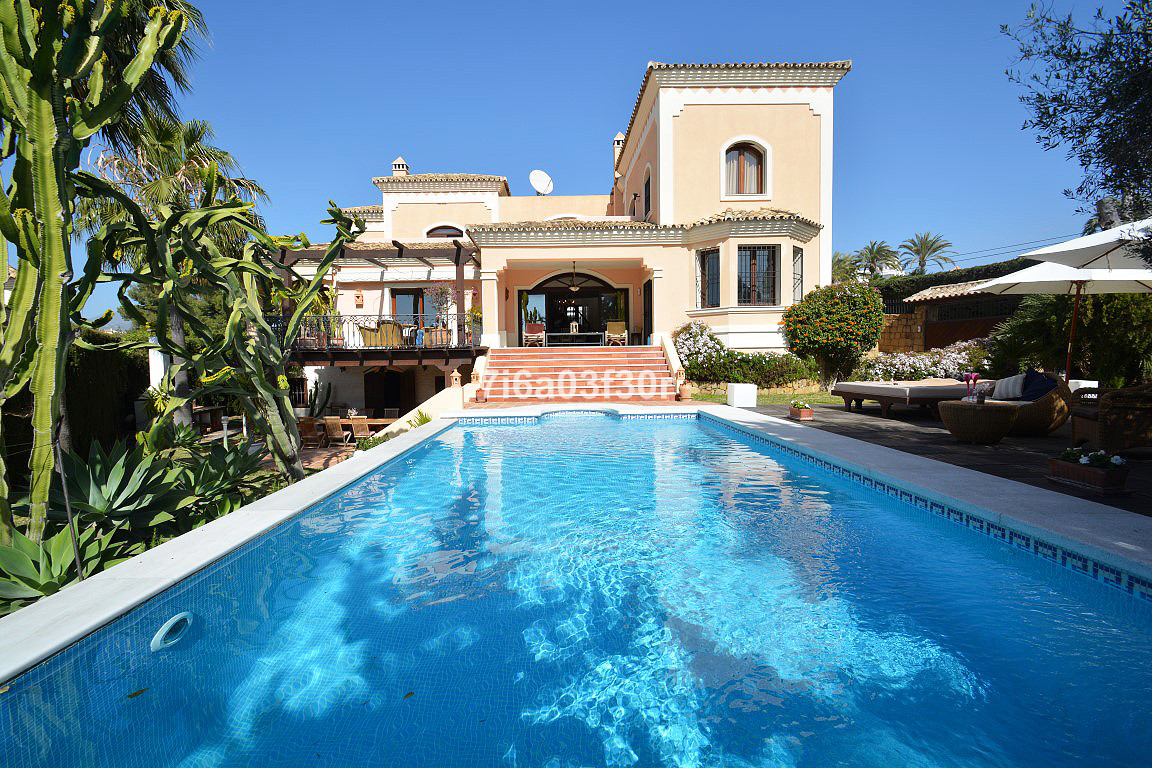 Casa de 5 Dormitorios en venta en Nueva Andalucía, Marbella