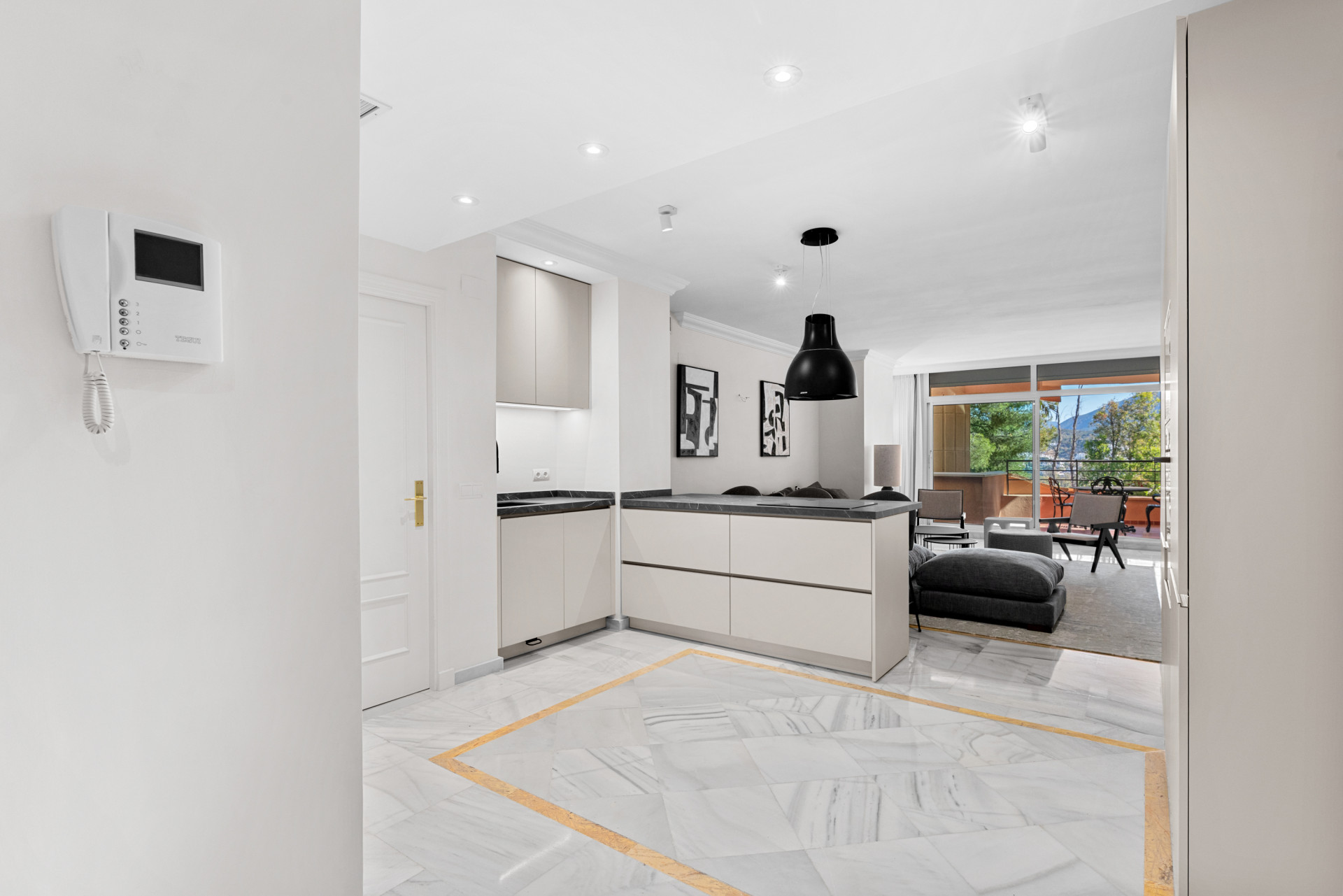 Piso de 3 Dormitorios en venta en Nueva Andalucía, Marbella