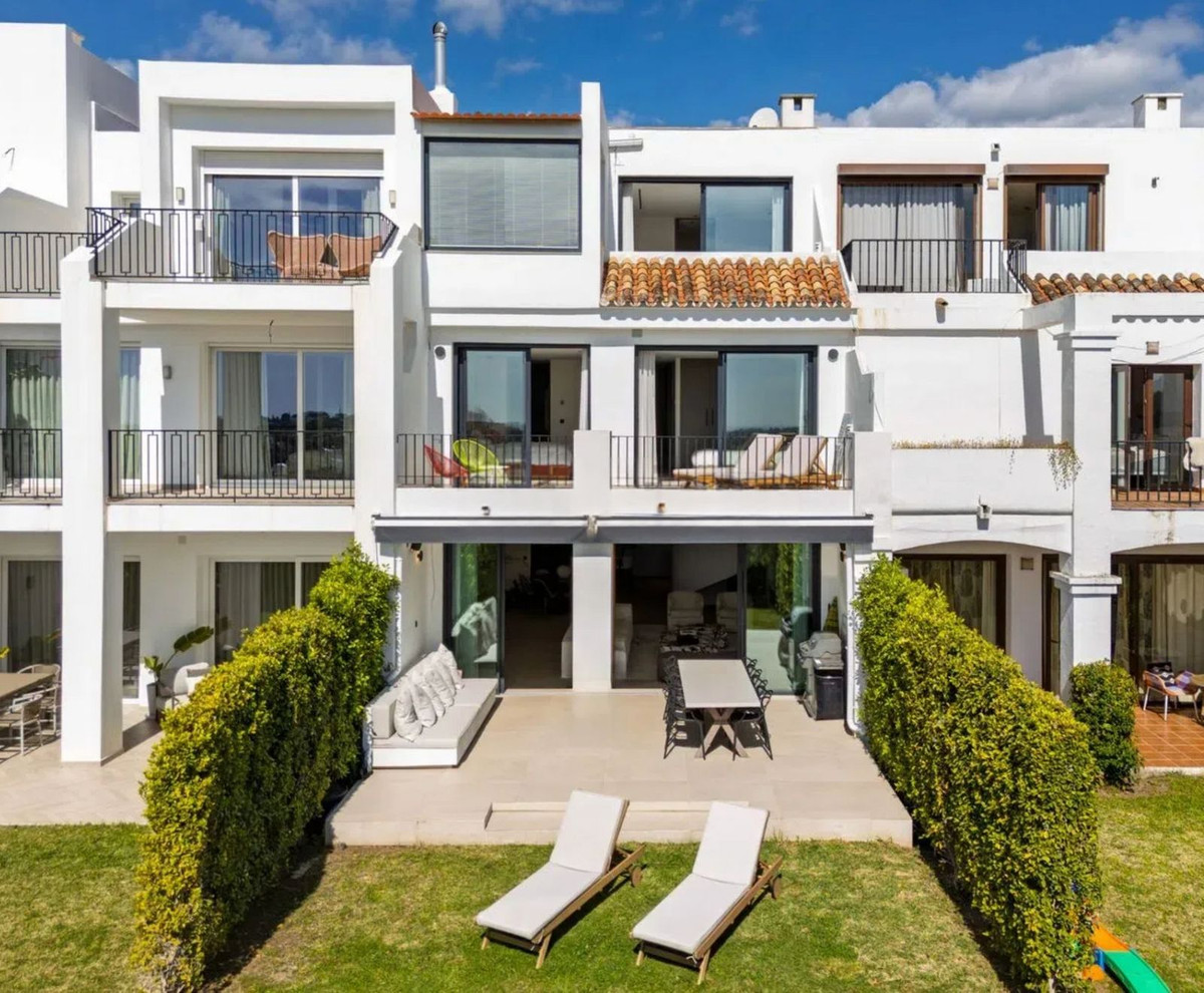 Casa Adosada de 4 Dormitorios en venta en La Quinta, Benahavís
