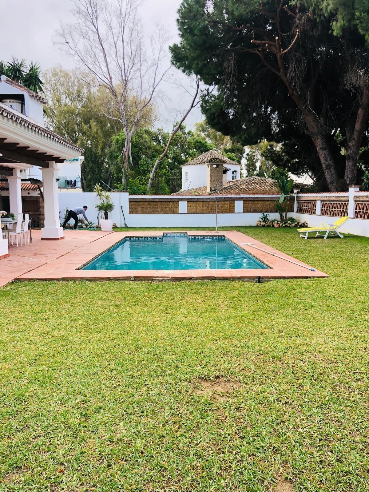 Casa de 5 Dormitorios en alquiler en Las Chapas, Marbella