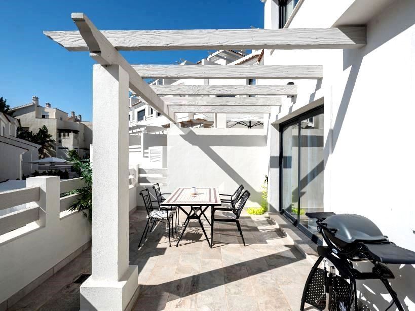 Casa Adosada de 3 Dormitorios en venta en La Alqueria, Estepona