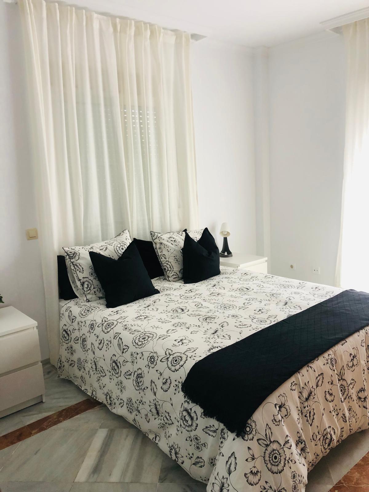 Casa de 5 Dormitorios en alquiler en Las Chapas, Marbella