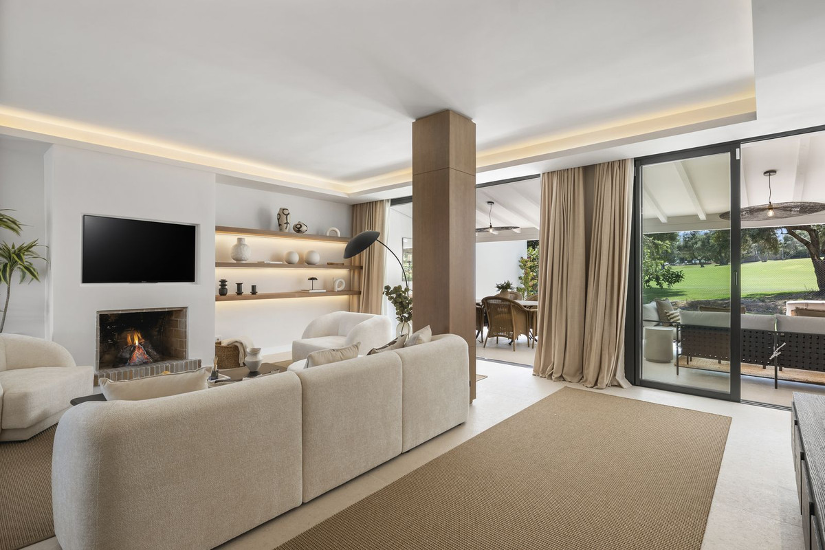 Casa Adosada de 4 Dormitorios en venta en Nueva Andalucía, Marbella
