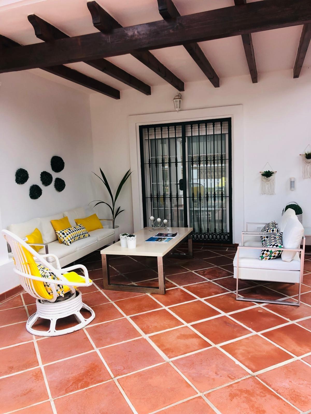 Casa de 5 Dormitorios en alquiler en Las Chapas, Marbella