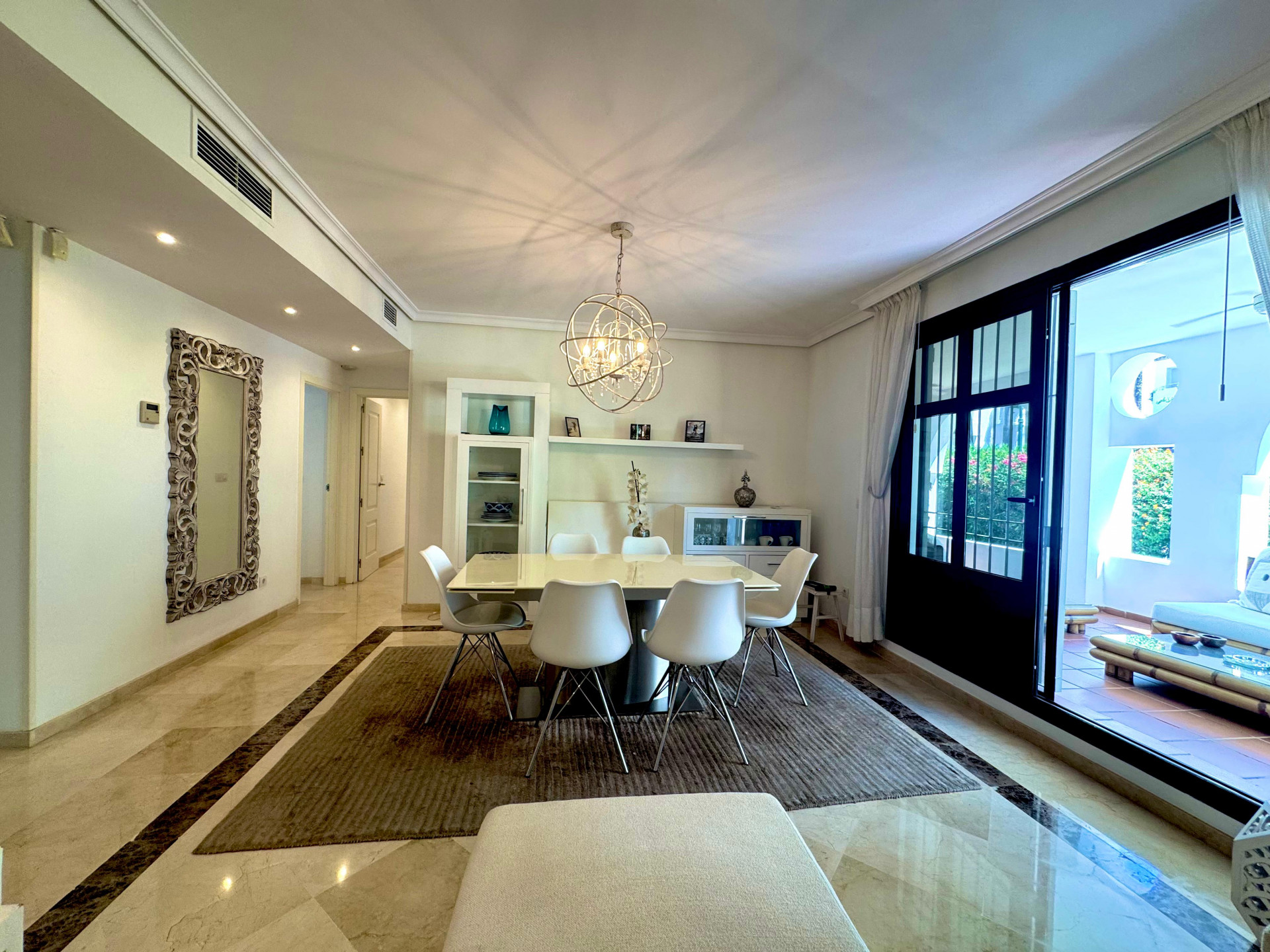 Piso de 2 Dormitorios y 2 Baños en venta en Cortijo Blanco, San Pedro de Alcántara