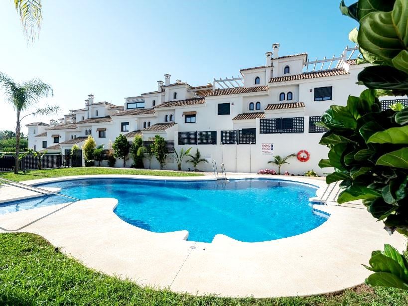 Casa Adosada de 3 Dormitorios en venta en La Alqueria, Estepona