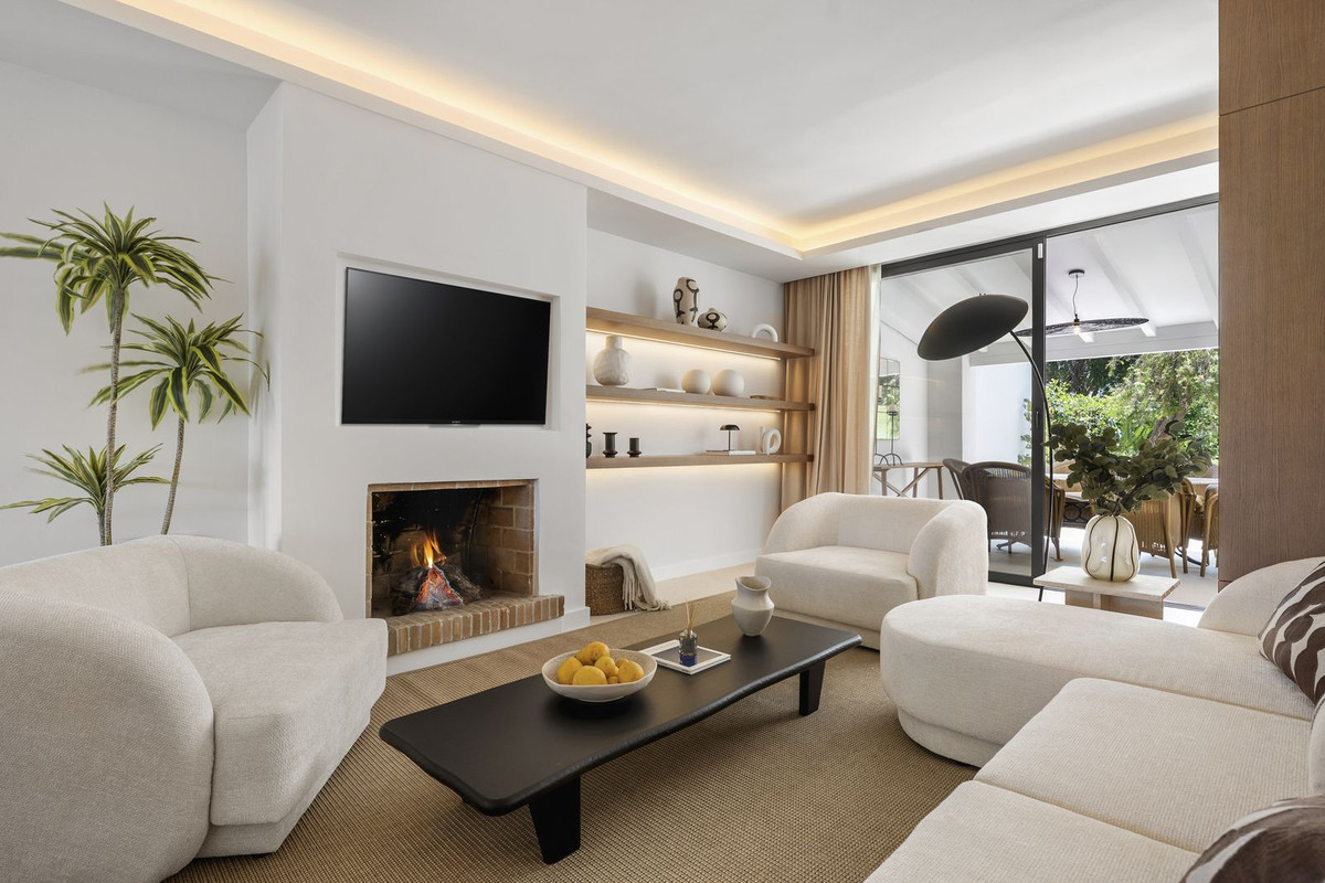 Casa Adosada de 4 Dormitorios en venta en Nueva Andalucía, Marbella