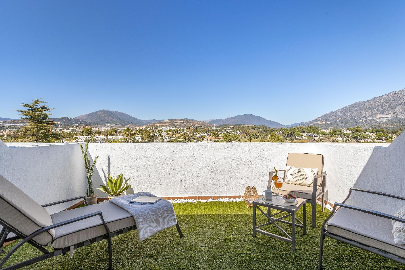 Casa Adosada de 3 Dormitorios en venta en Nueva Andalucía, Marbella
