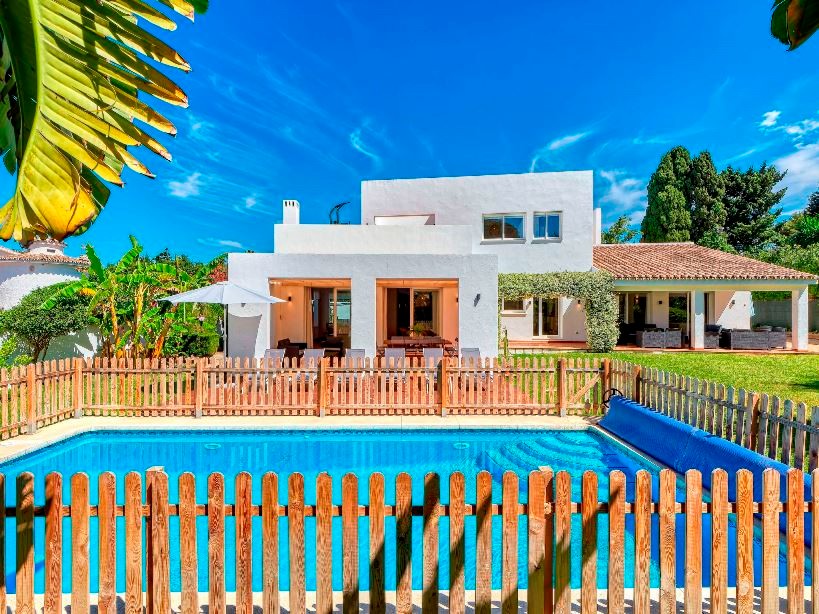 Casa de 6 Dormitorios en venta en La Alqueria, Estepona