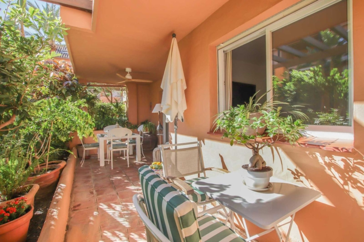 Piso de 2 Dormitorios en venta en Milla de Oro, Marbella