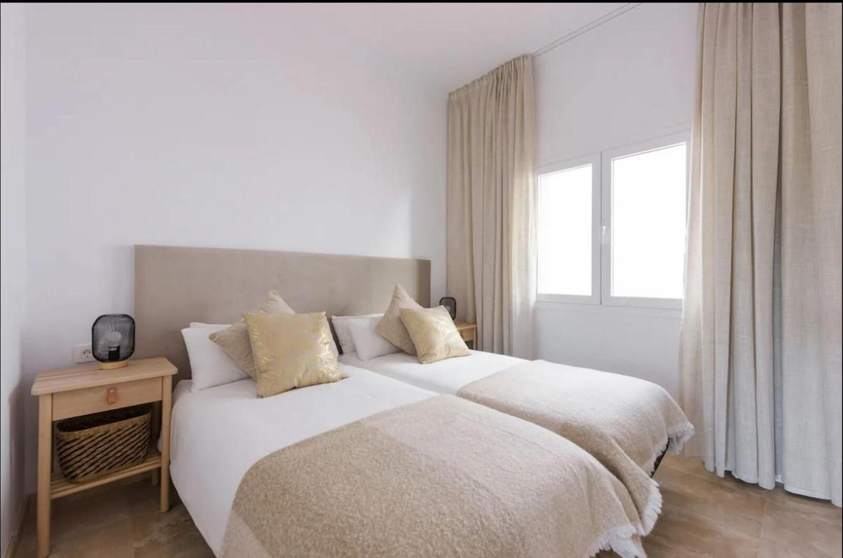 Piso de 3 Dormitorios y 2 Baños en venta en El Paraíso, Estepona