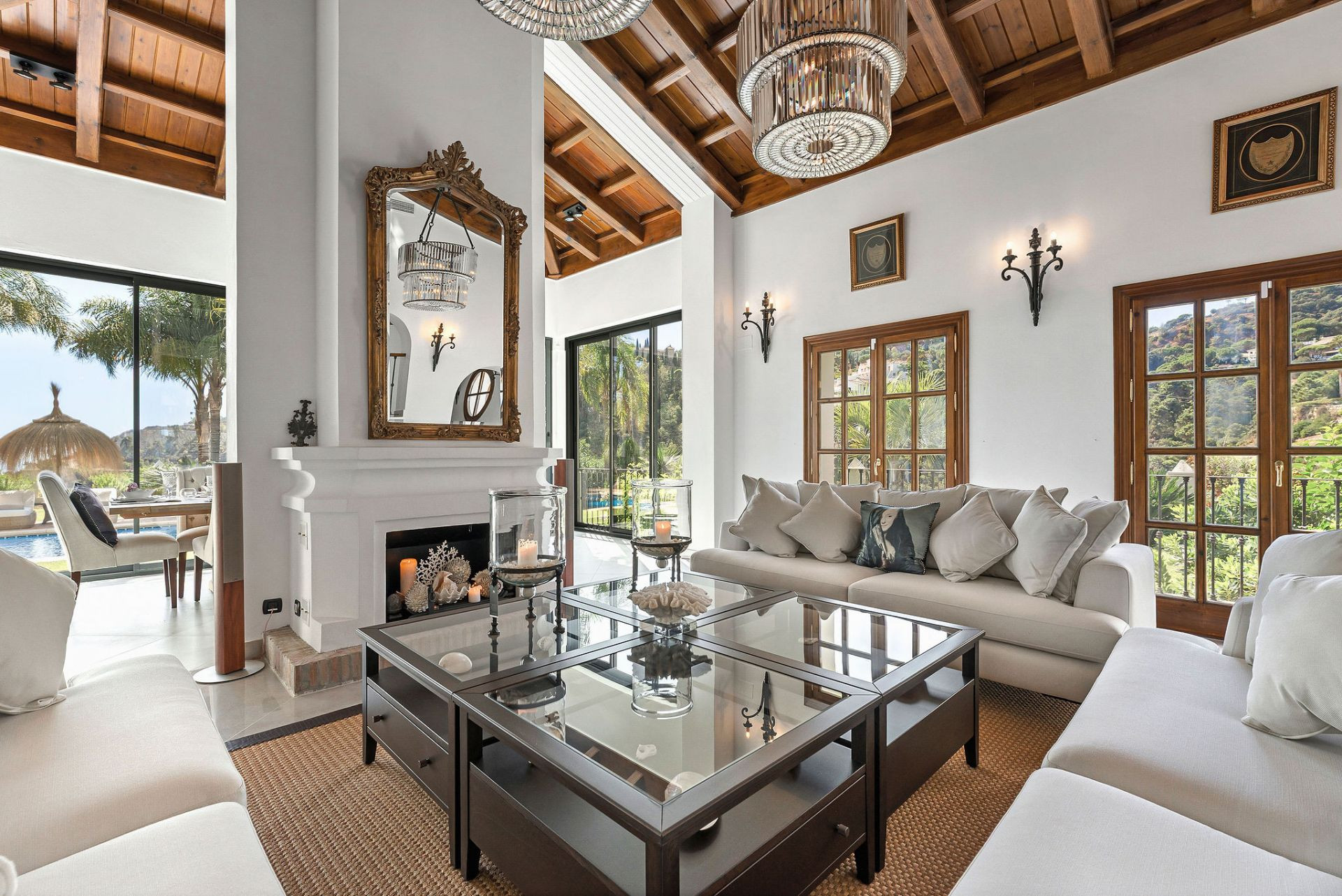 Casa de 4 Dormitorios y 4 Baños en venta en El Madroñal, Benahavís