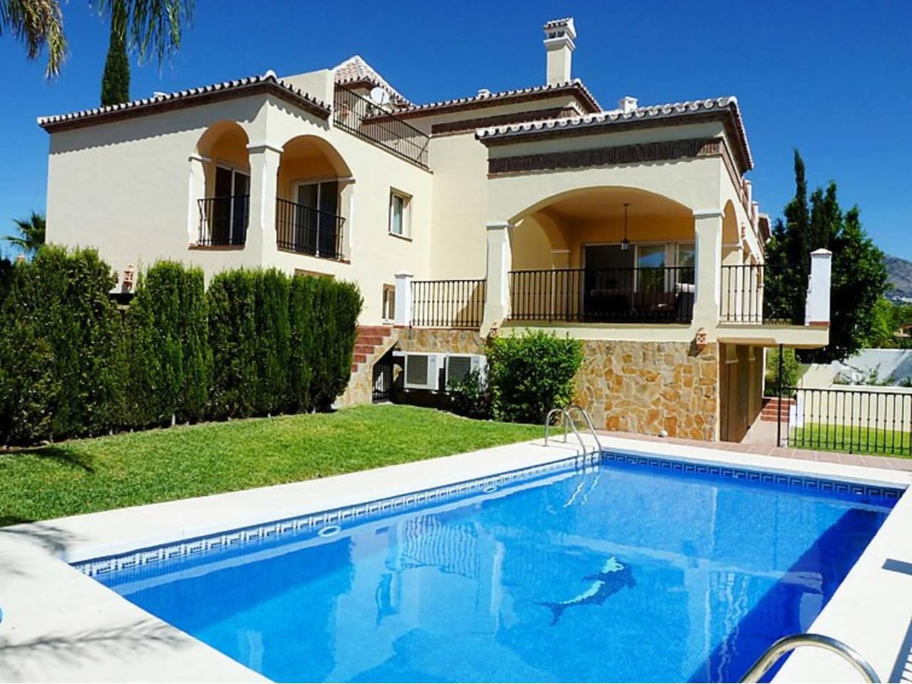Casa de 3 Dormitorios y 2 Baños en venta en Calahonda, Mijas