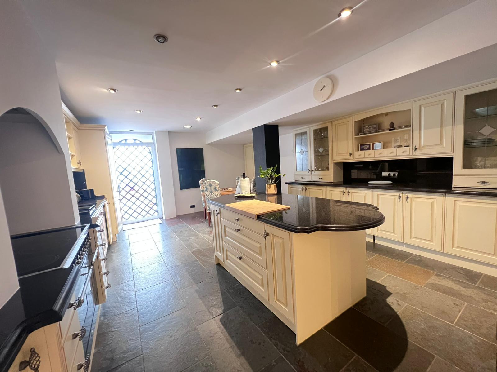 Piso de 2 Dormitorios en venta en Milla de Oro, Marbella