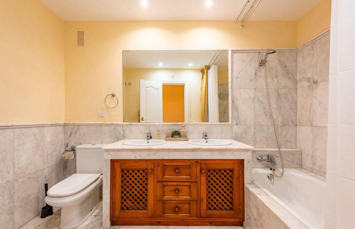 Piso de 2 Dormitorios y 2 Baños en venta en Estepona