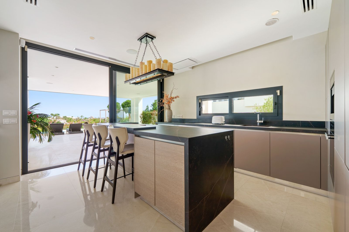 Casa de 5 Dormitorios y 6 Baños en venta en Nueva Andalucía, Marbella