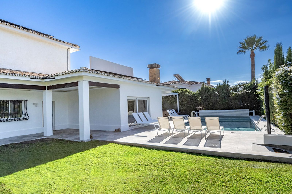 Casa de 6 Dormitorios y 3 Baños en venta en Benalmádena