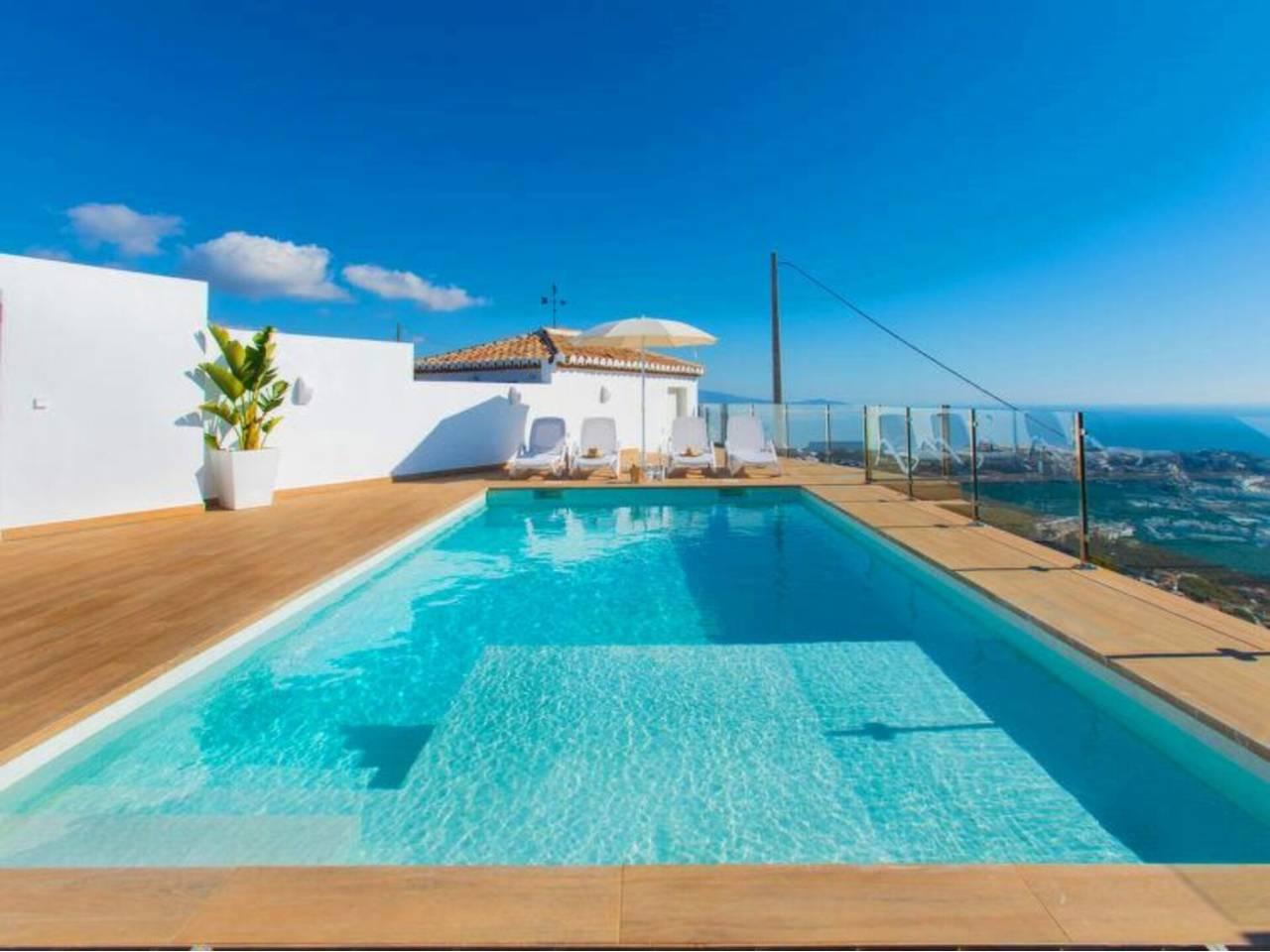 Casa Adosada de 3 Dormitorios en venta en Almuñecar