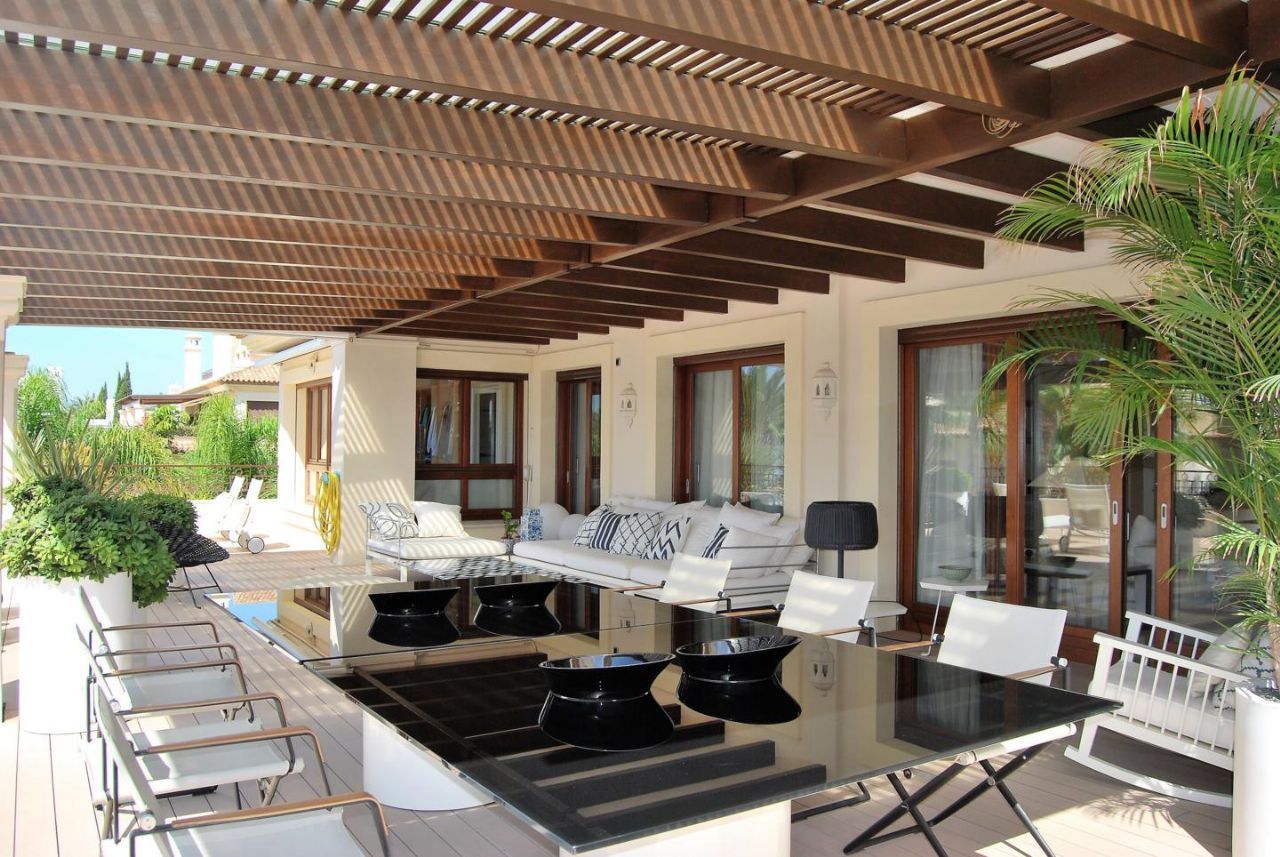 Ático de 5 Dormitorios y 6 Baños en venta en Río Real, Marbella
