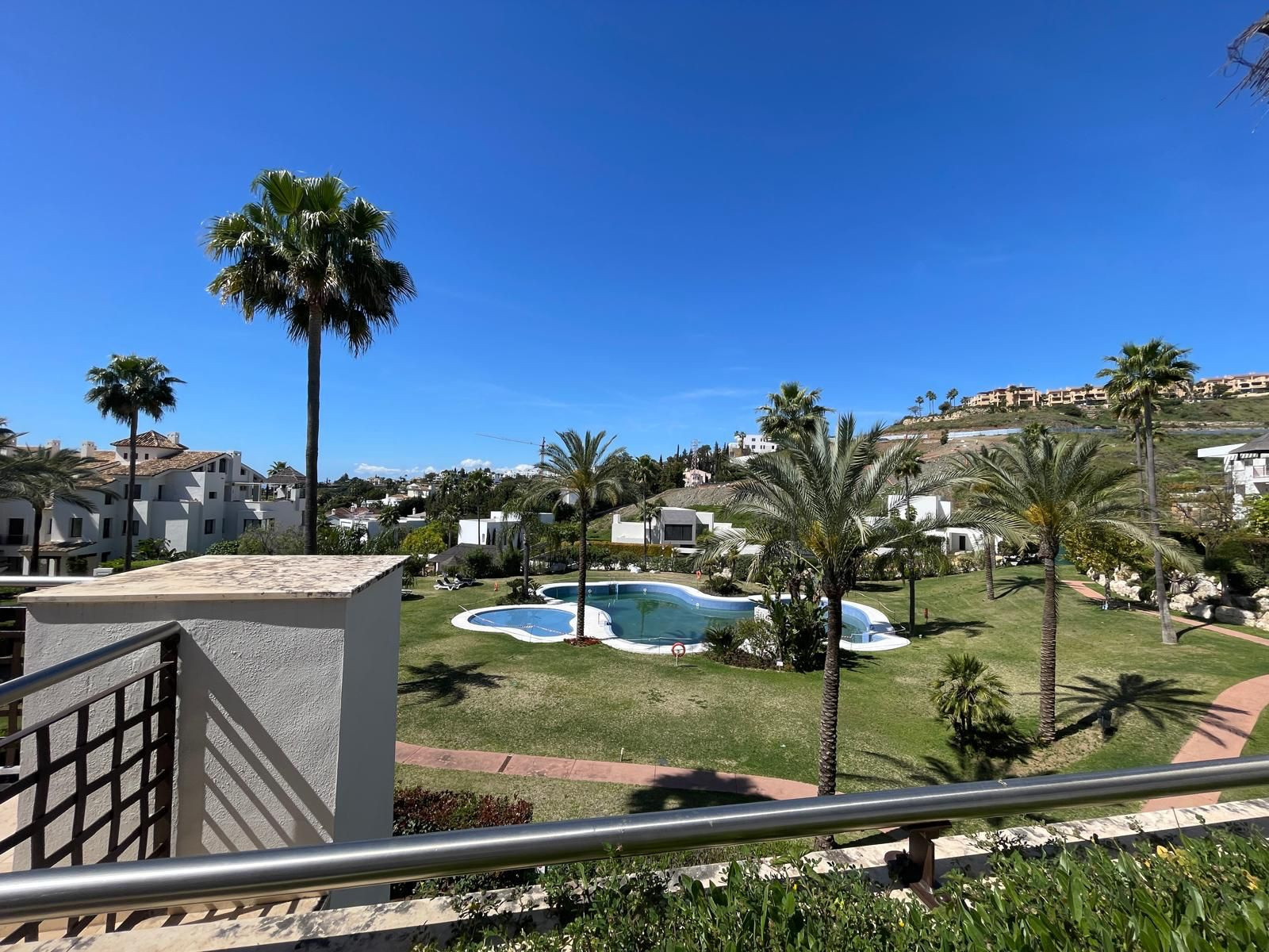 Piso de 3 Dormitorios y 4 Baños en venta en La Alquería, Benahavís