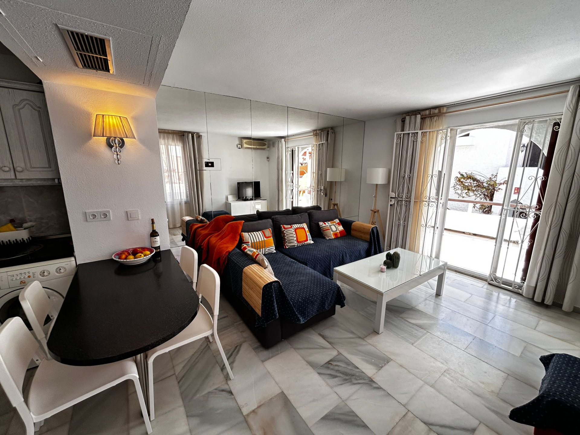 Piso de 1 Dormitorio y 2 Baños en venta en Nueva Andalucía, Marbella