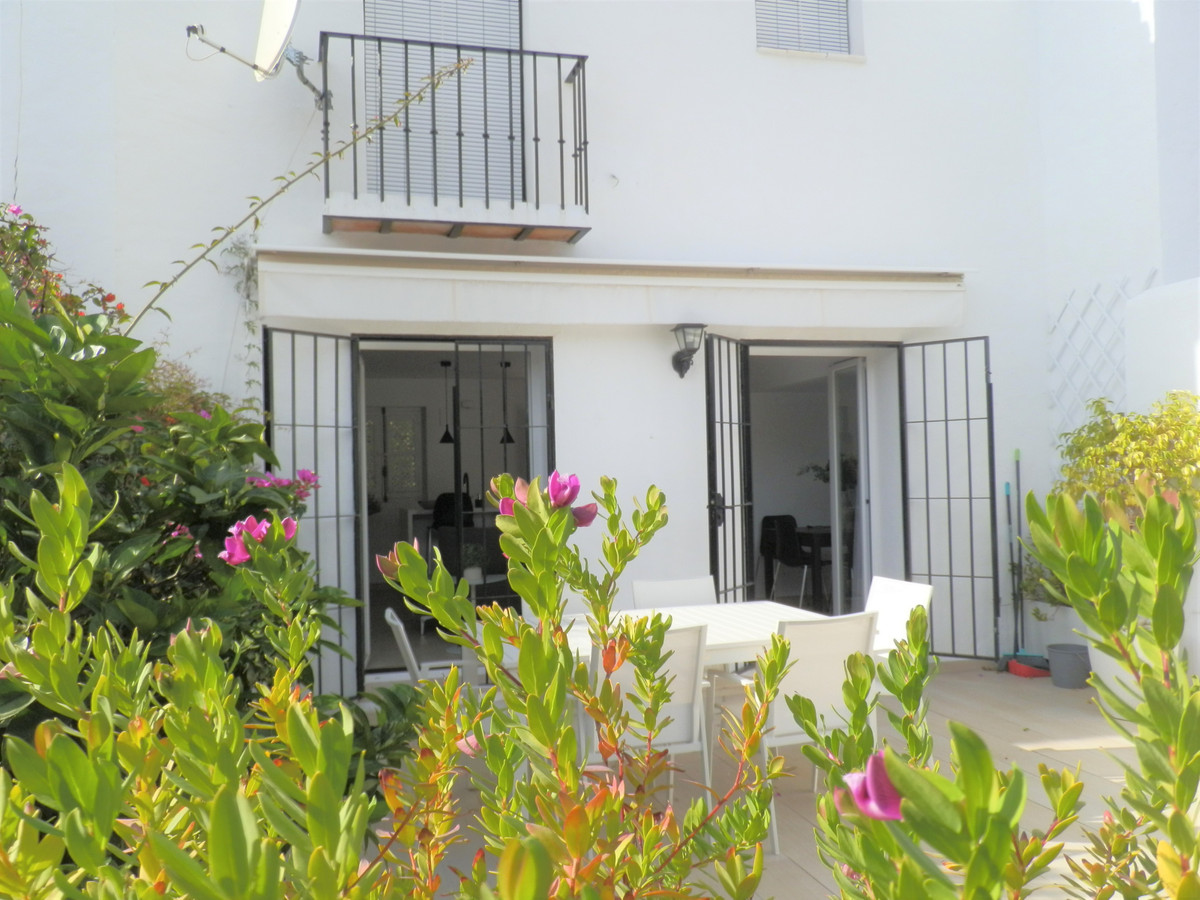 Casa Adosada de 2 Dormitorios y 2 Baños en venta en Nueva Andalucía, Marbella
