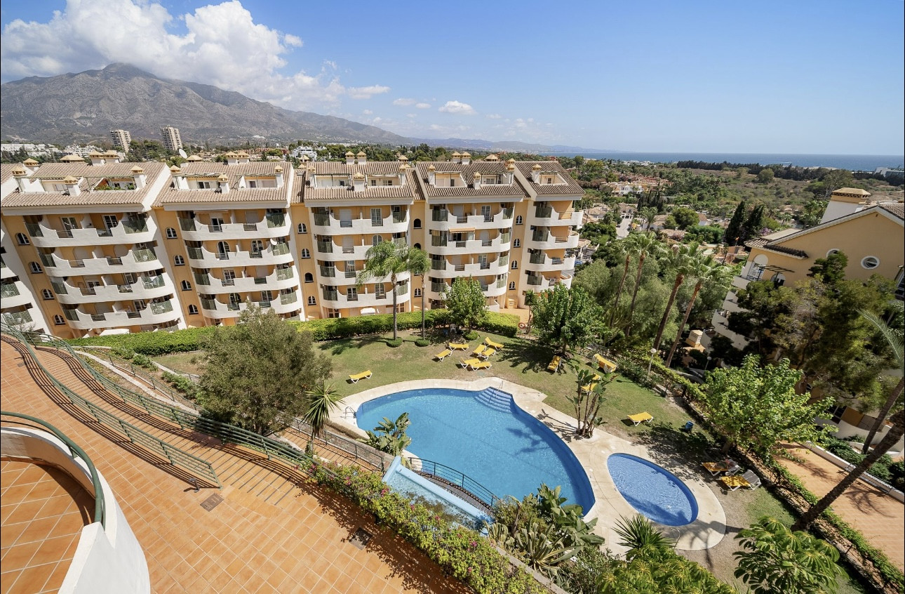 Piso de 2 Dormitorios en venta en Nueva Andalucía, Marbella