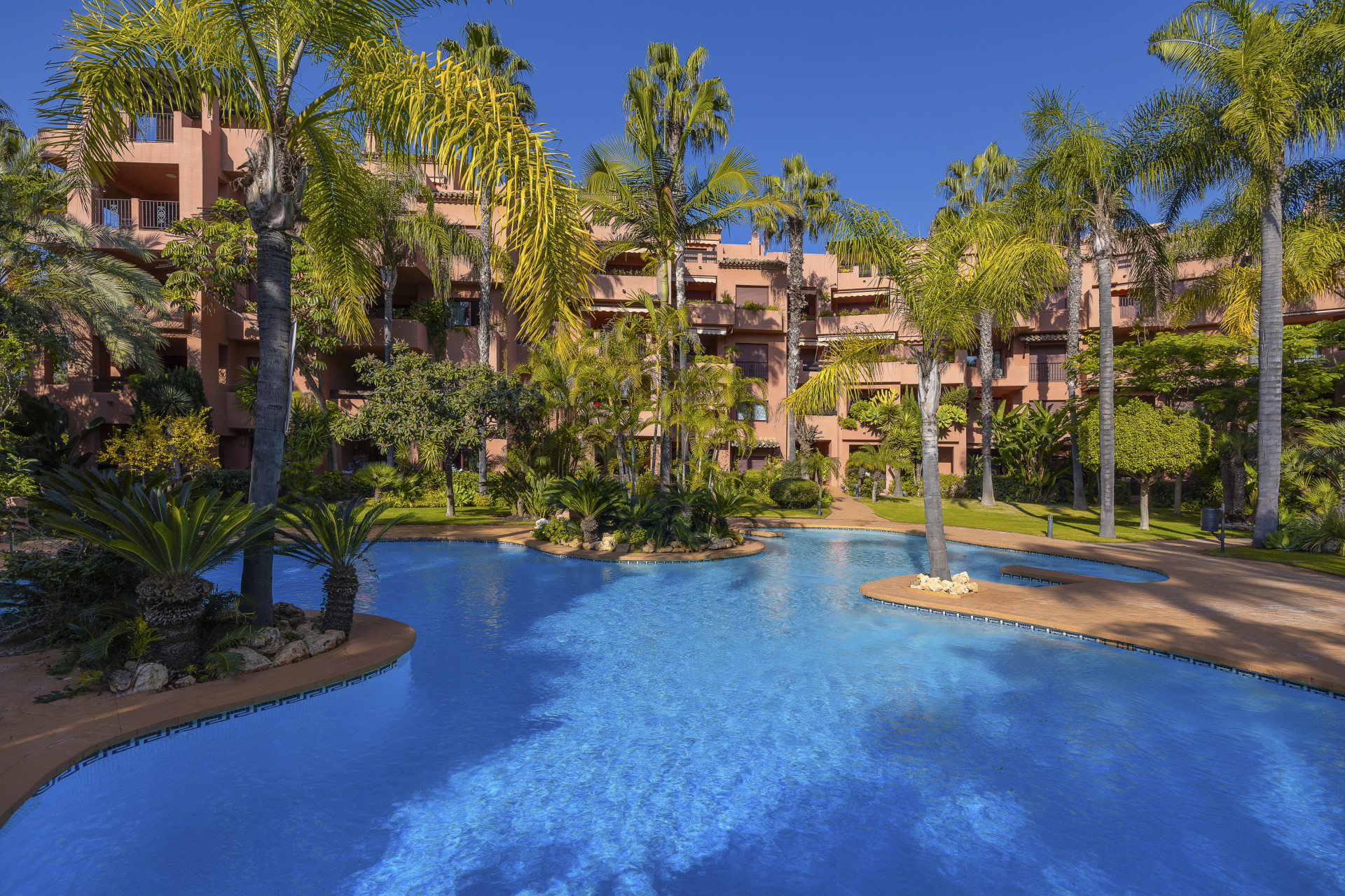Piso de 3 Dormitorios en venta en El Rosario, Marbella