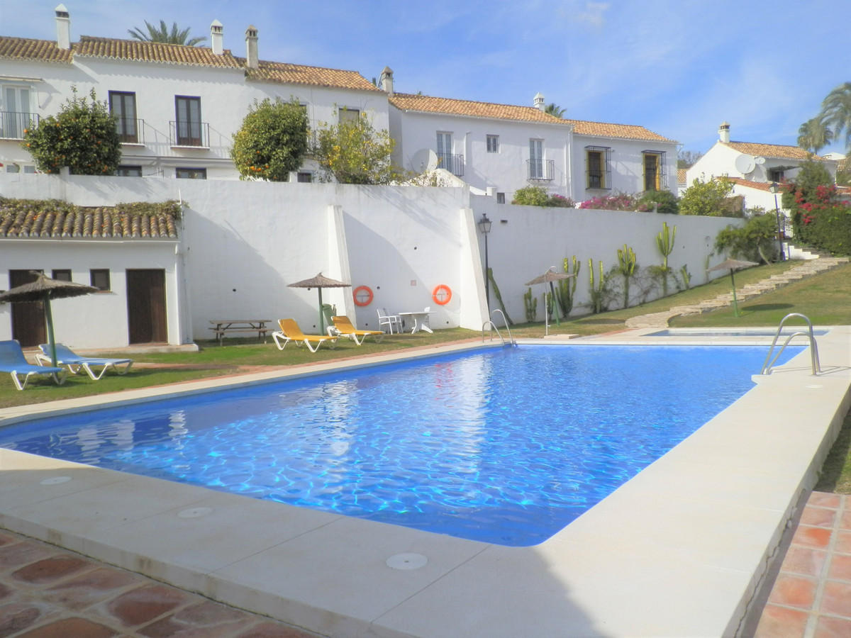 Casa Adosada de 2 Dormitorios y 2 Baños en venta en Nueva Andalucía, Marbella