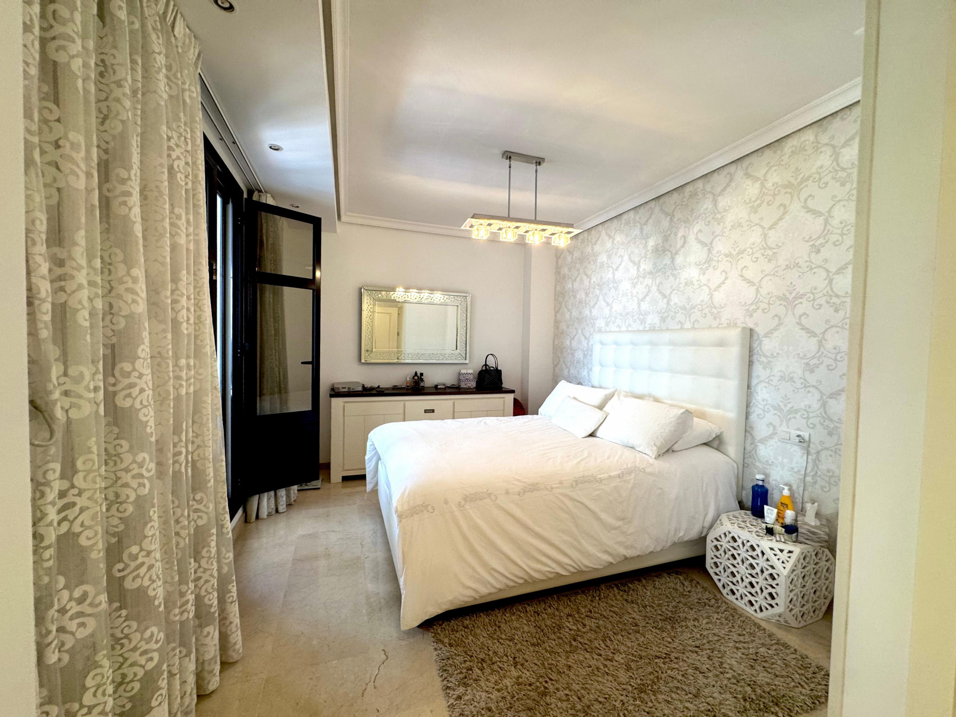 Piso de 2 Dormitorios y 2 Baños en venta en Cortijo Blanco, San Pedro de Alcántara