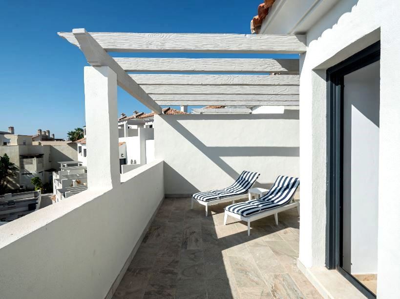 Casa Adosada de 3 Dormitorios en venta en La Alqueria, Estepona